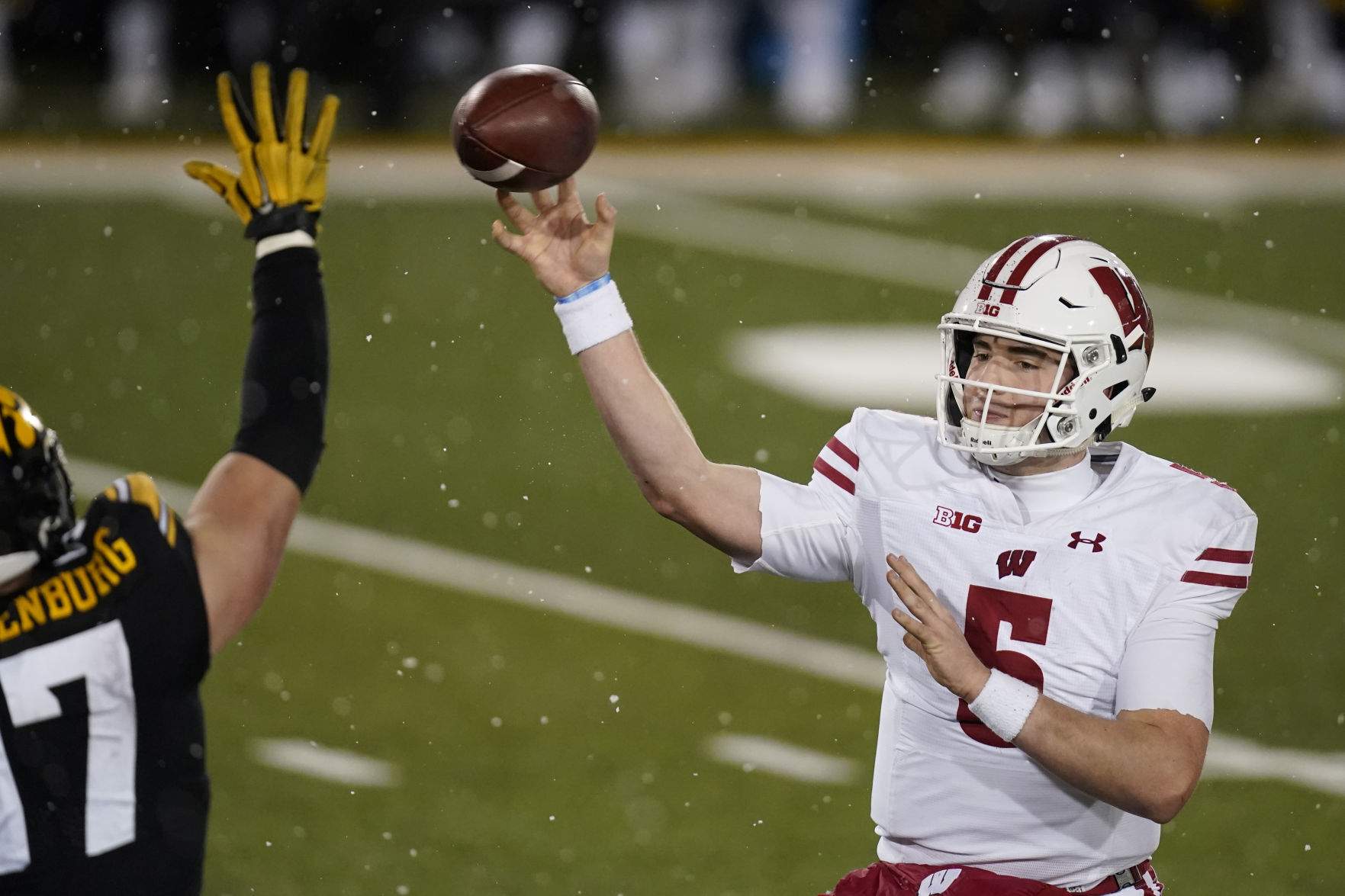 Hawkeyes 28, Badgers 7